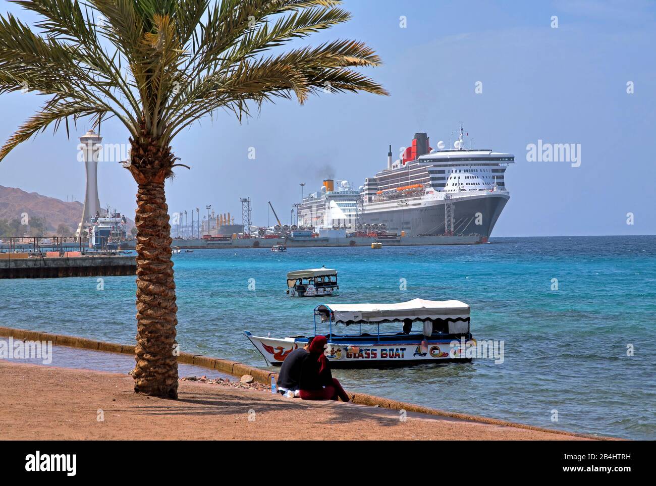 Kreuzfahrtschiffe Costa Victoria und Queen Mary 2 im Hafen Akaba Akaba, Golf von Akaba, Rotes Meer, Jordanien Stockfoto
