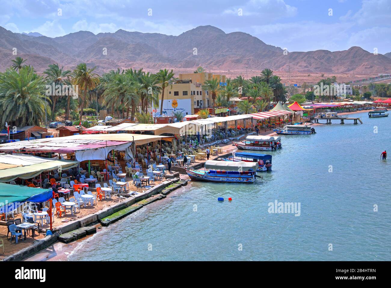 Hafengebiet mit Strandbars und Ausflugsbooten Akaba Aqaba, Golf von Akaba, Rotes Meer, Jordanien Stockfoto