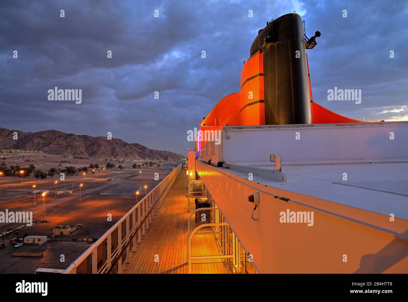 Oberdeck mit Schornstein des Kreuzfahrtschiffs Queen Mary 2 im Hafen in der Dämmerung, Akaba Akaba, Golf von Akaba, Rotes Meer, Jordanien Stockfoto