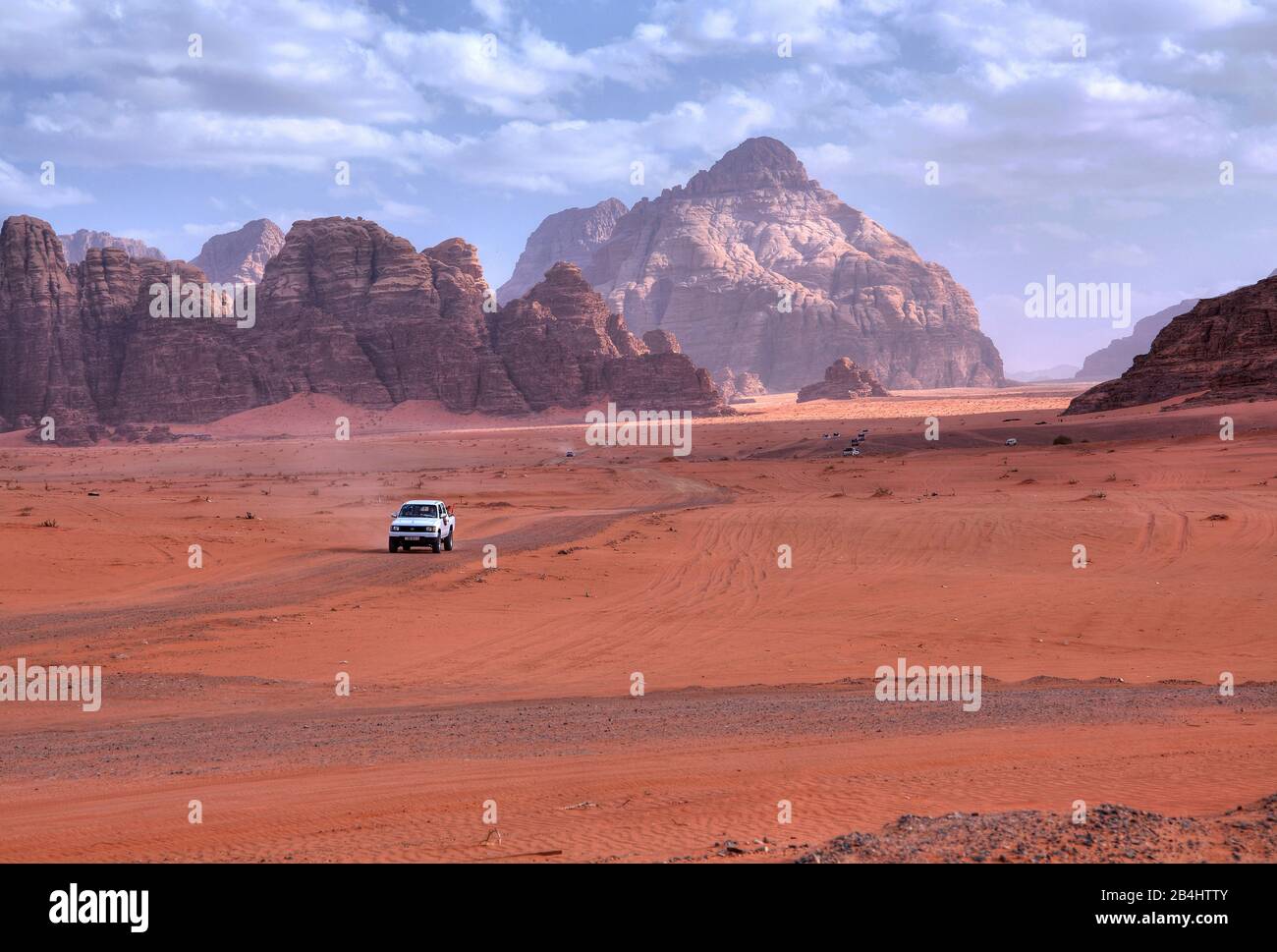 Landschaft der Felsen- und Sandwüste Wadi Rum mit Versorgungsfahrzeug östlich von Aqaba Aqaba, Jordanien Stockfoto