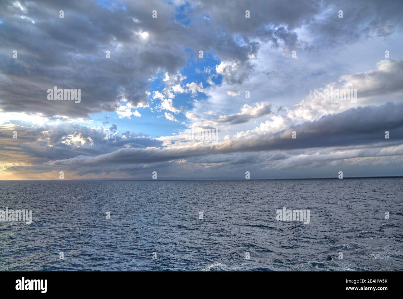 Meer mit dramatischer Wolkenatmosphäre Stockfoto