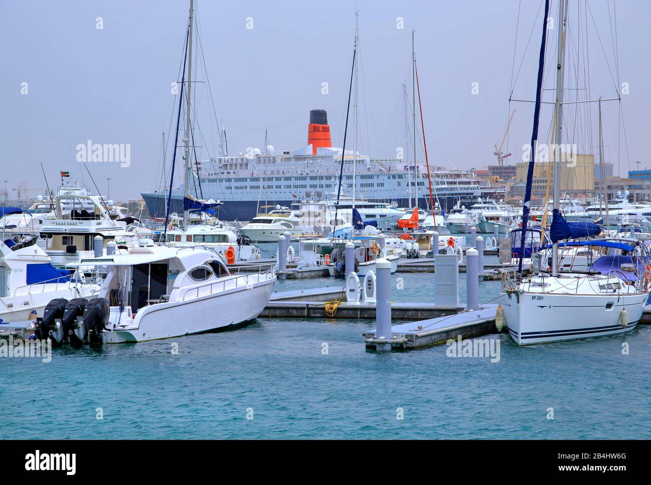 Marina Marina mit Hotel- und Museumsschiff Queen Elizabeth 2 (QE2) im Hafen, Dubai, Persischer Golf, Vereinigte Arabische Emirate Stockfoto