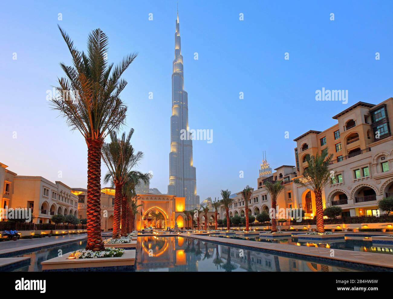 Wasserbecken mit dem Burj Khalifa 828 m in der Dämmerung in der Innenstadt, Dubai, Persischer Golf, Vereinigte Arabische Emirate Stockfoto