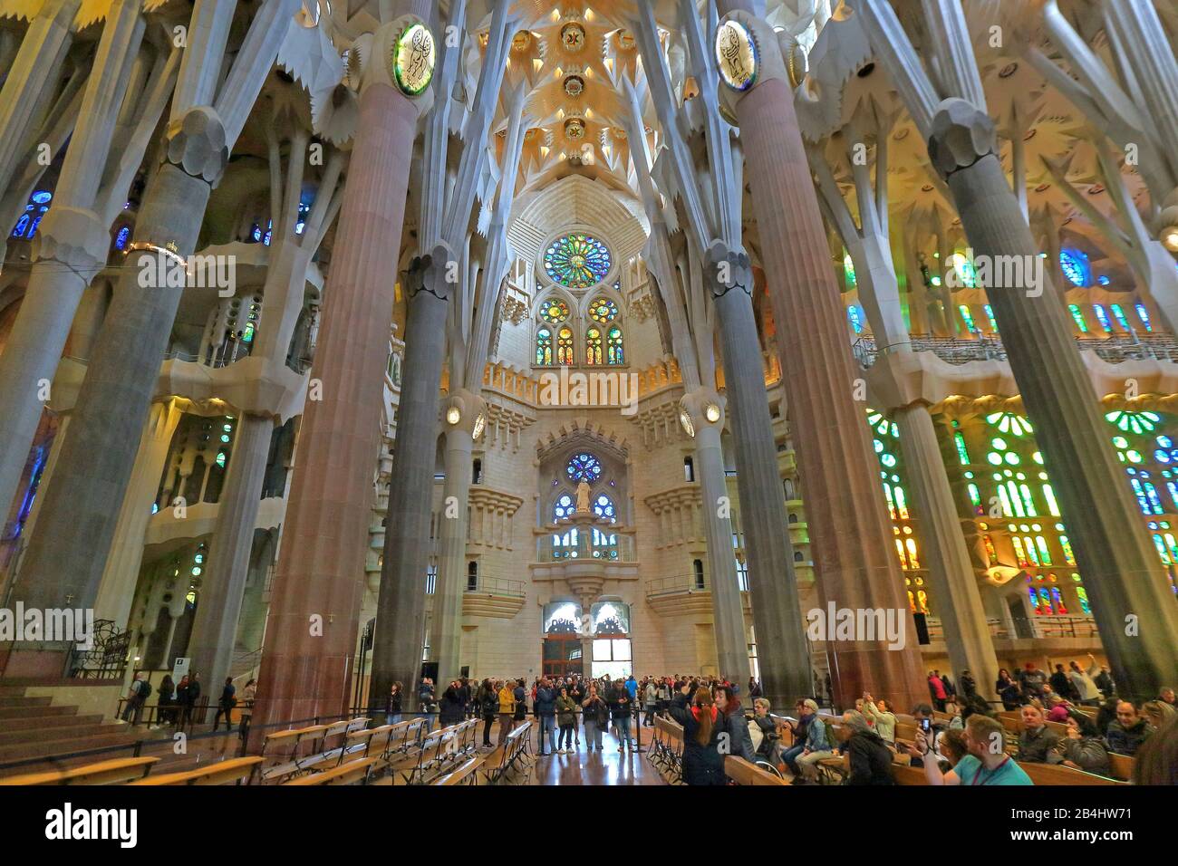 Im Inneren der Kathedrale Sagrada Familia von Antoni Gaudi in Barcelona, Katalonien, Spanien Stockfoto