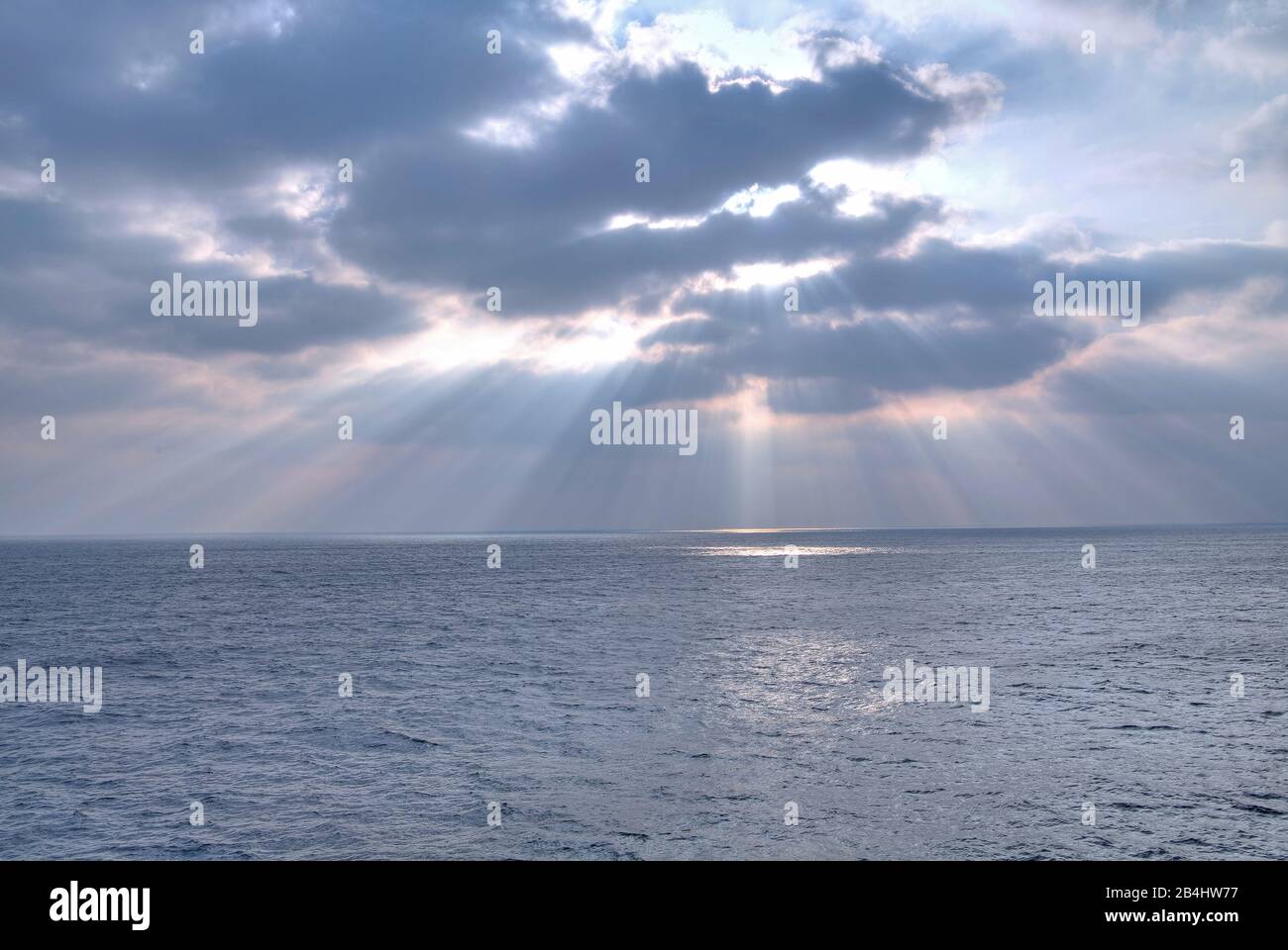 Meer mit Wolkenstimmung und Sonnenstrahlen Stockfoto