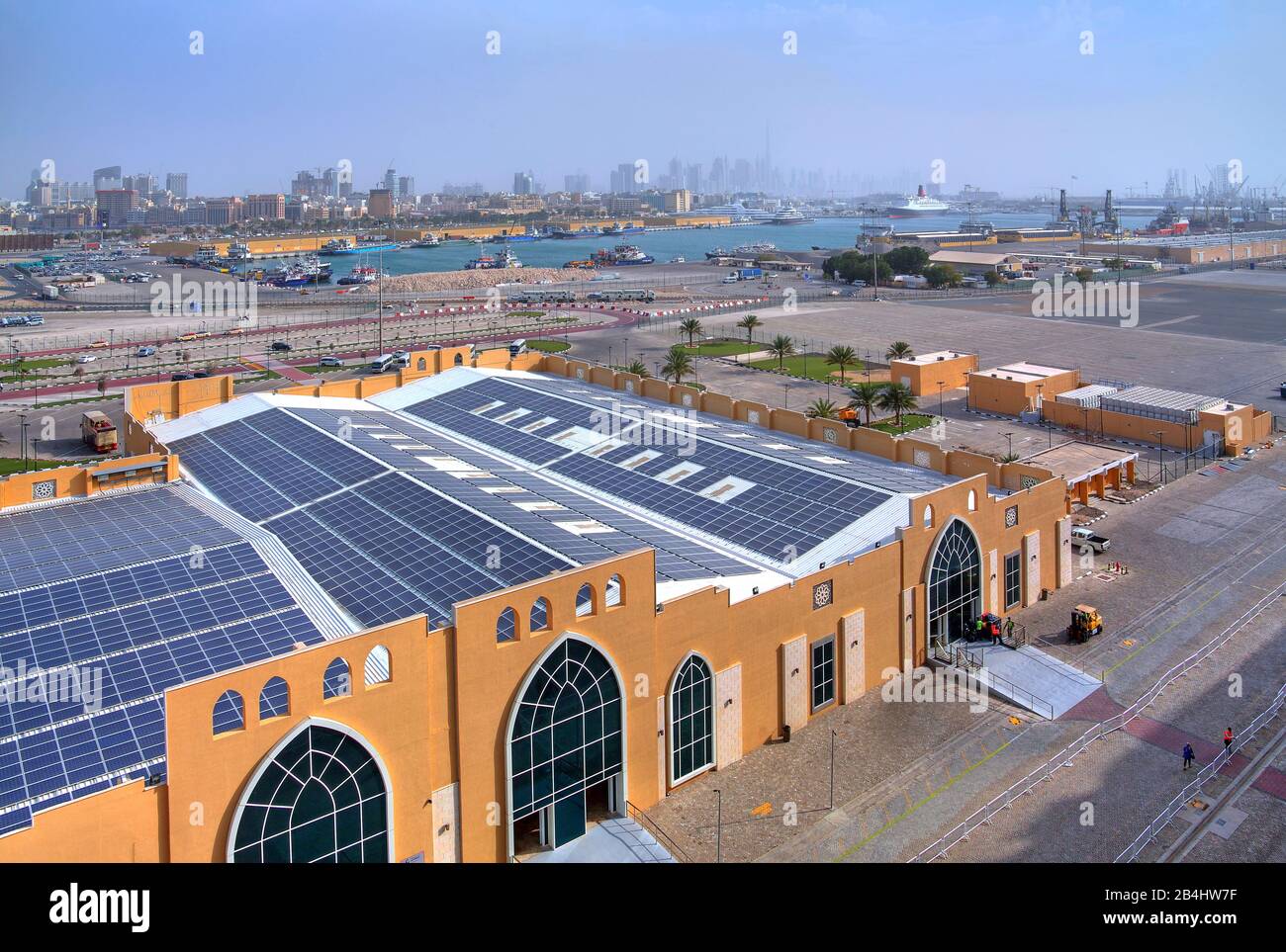 Kreuzfahrtterminal im Hafen mit Blick auf die Stadt, Dubai, Persischen Golf, Vereinigte Arabische Emirate Stockfoto
