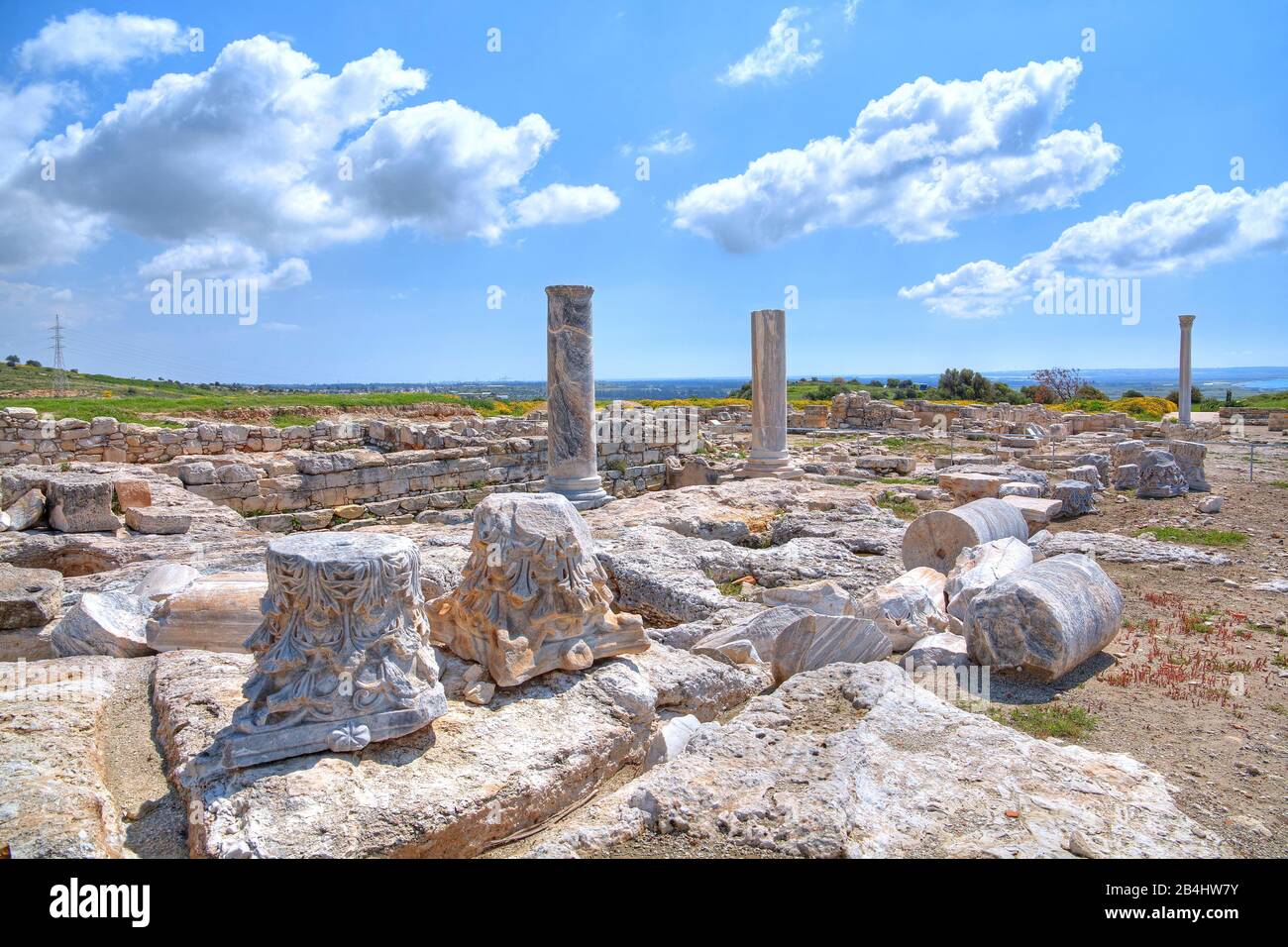 Korinthische Säulenkapitelle in der antiken archäologischen Stätte Kourion bei Limassol, Mittelmeerküste, Zypern Stockfoto