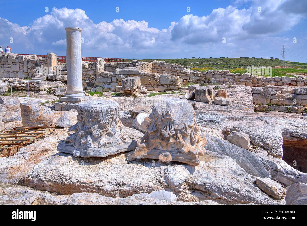 Korinthische Säulenkapitelle in der antiken archäologischen Stätte Kourion bei Limassol, Mittelmeerküste, Zypern Stockfoto