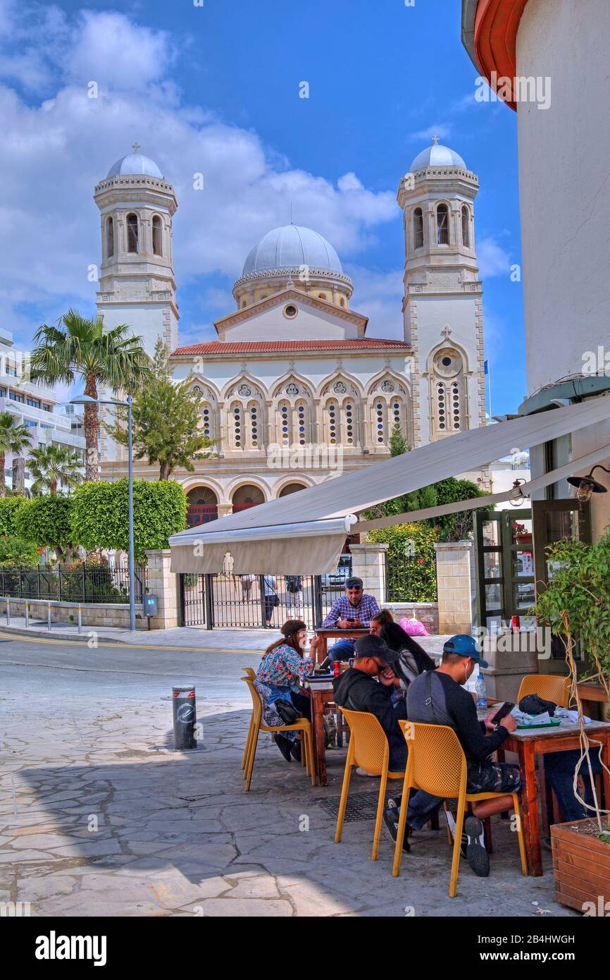 Ayia Napa Cathedral mit Bürgersteigcafé in der Altstadt von Limassol, Akrotiri Bay, Mittelmeer, Zypern Stockfoto