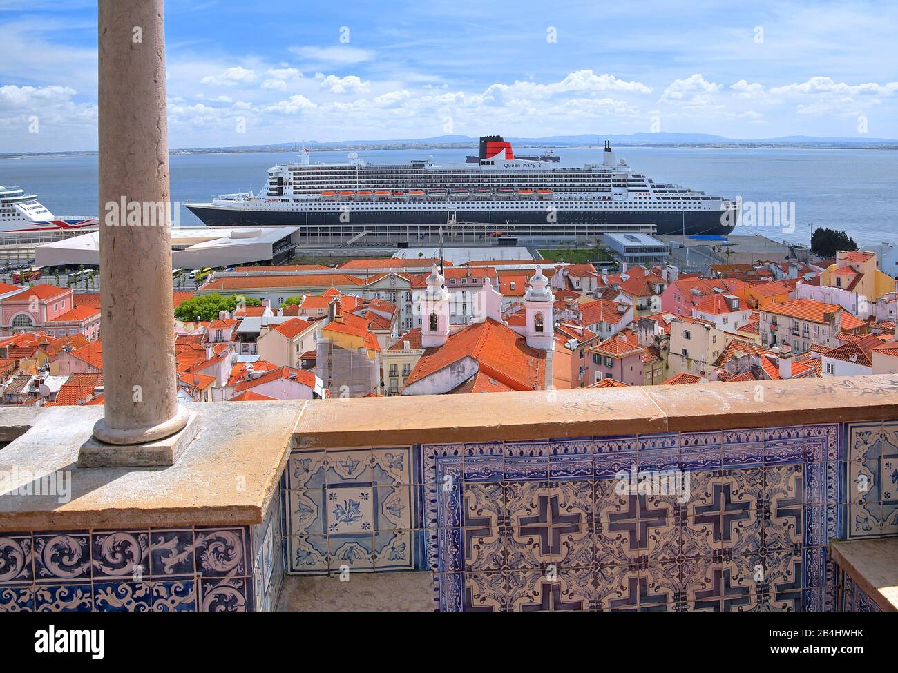 Aussichtspunkt Santa Luzia in der Altstadt mit dem transatlantischen Linienschiff Queen Mary 2 im Hafen am Tejo, Lissabon, Portugal Stockfoto