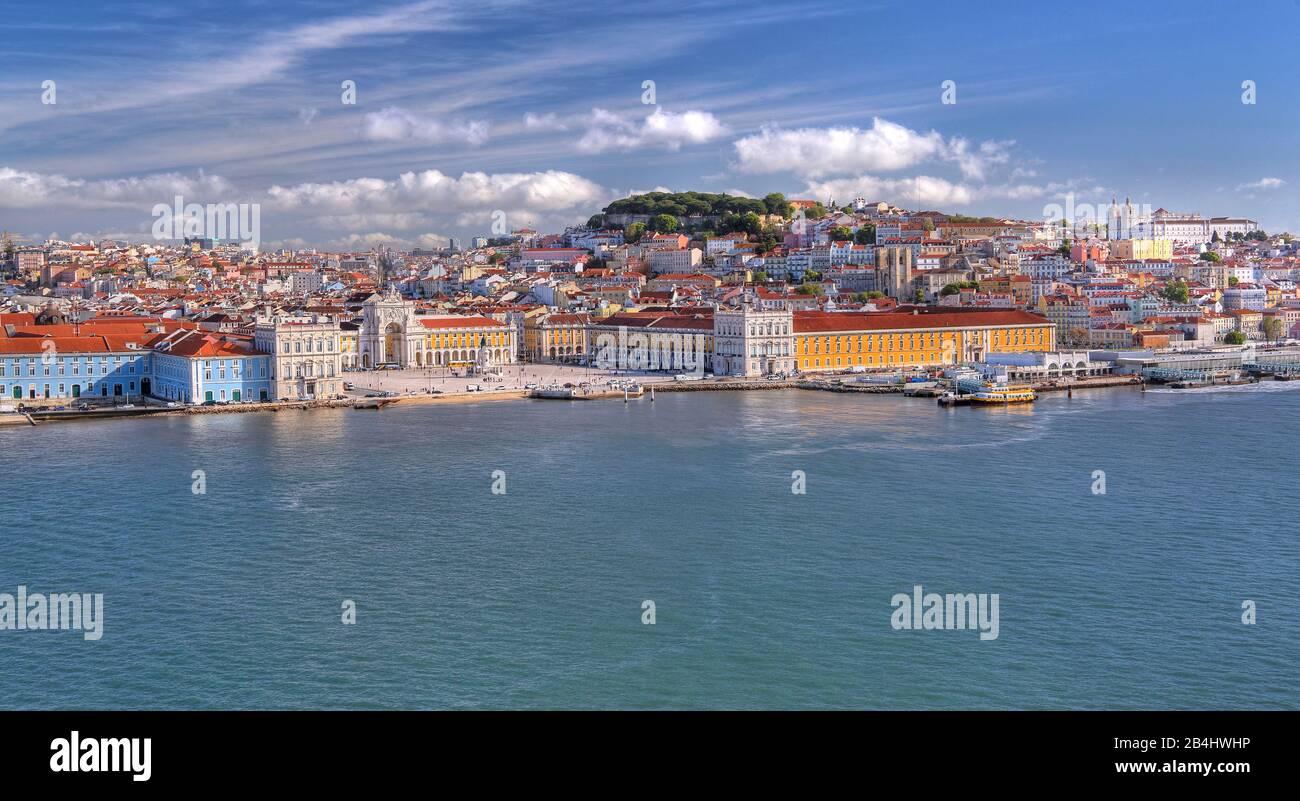 Hafengebiet des Stadtzentrums am Fluss Tejo mit dem Praca do Comercio Sao Jorge und Der Kathedrale Se, Lissabon, Portugal Stockfoto