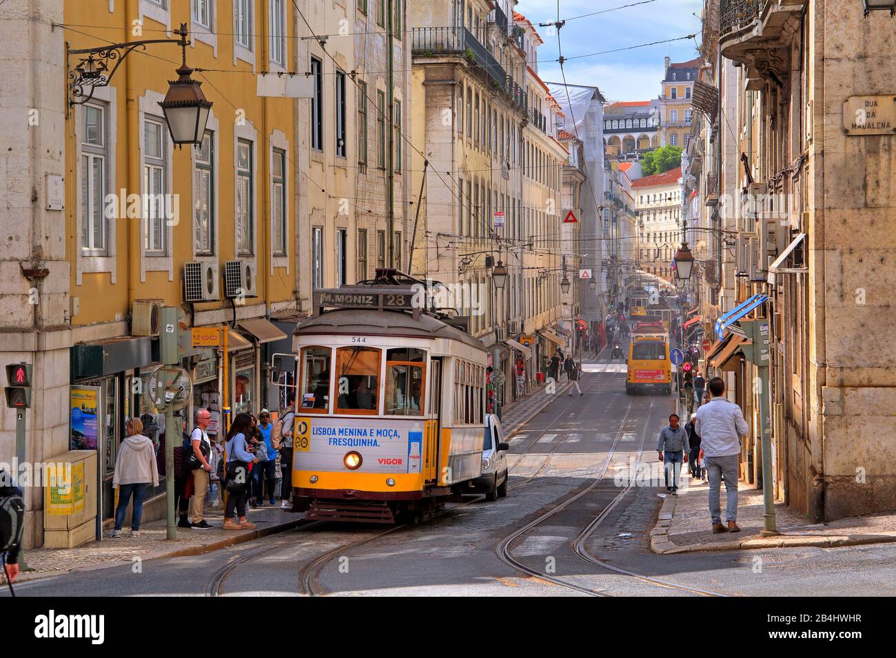 Historische Straßenbahn in der Innenstadt, Lissabon, Portugal Stockfoto