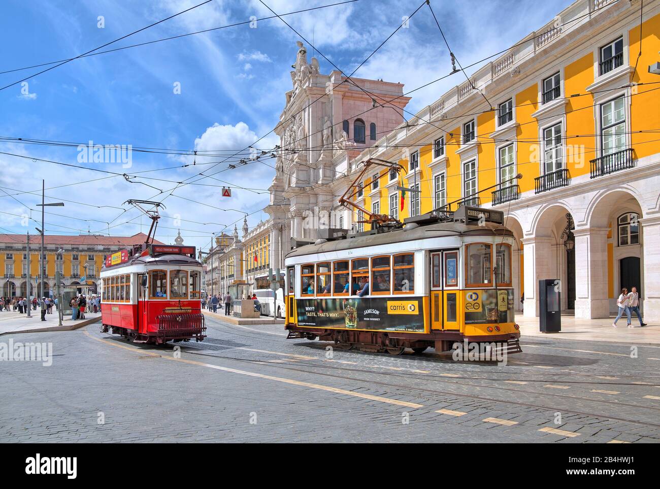 Historische Straßenbahnen und Arco da Rua Augusta in der Praca do Comercio, Lissabon, Portugal Stockfoto