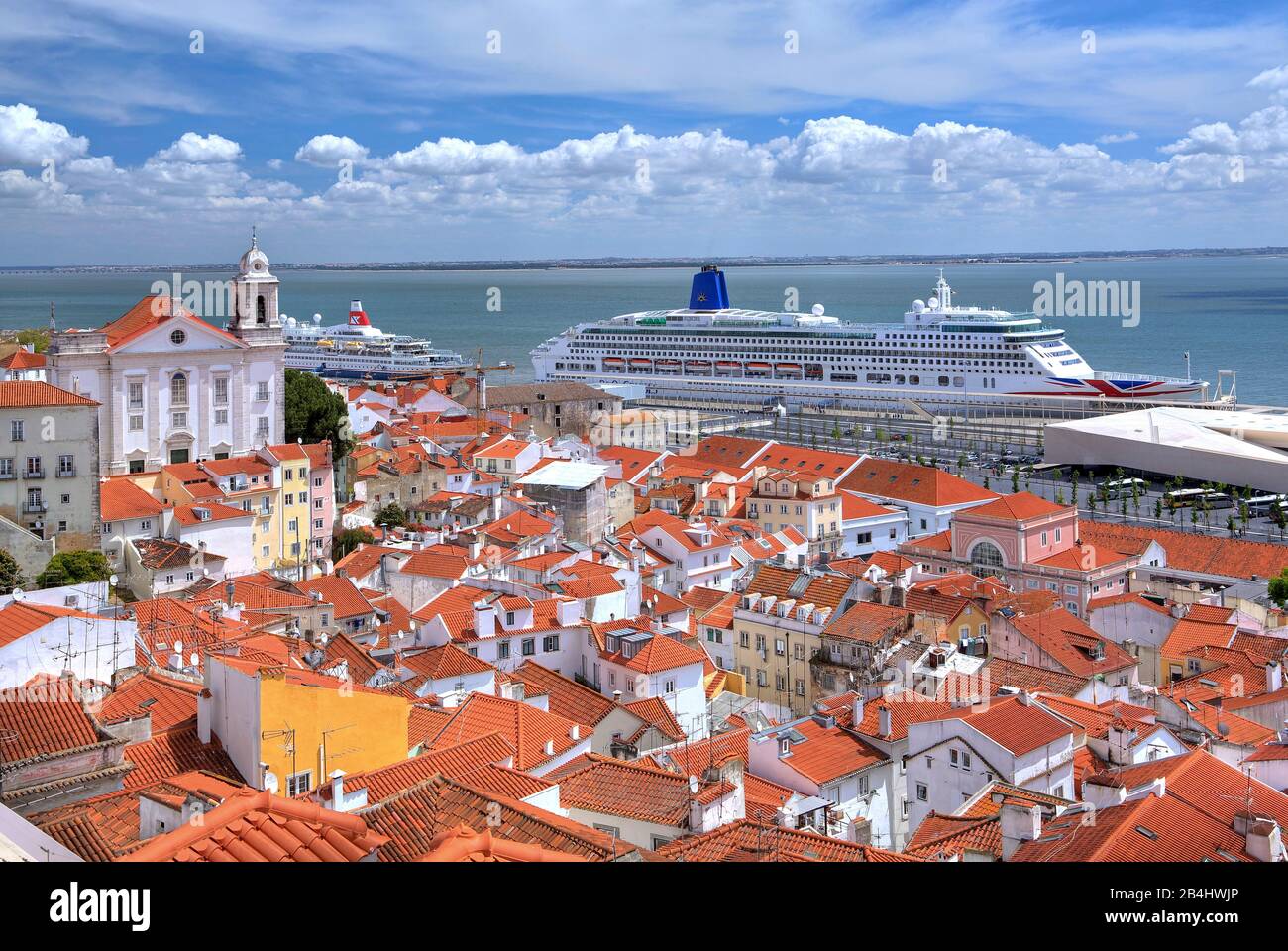 Altstadtdächer mit der Kirche Sao Miguel und dem Kreuzfahrtschiff Aurora im Hafen am Tejo, Lissabon, Portugal Stockfoto