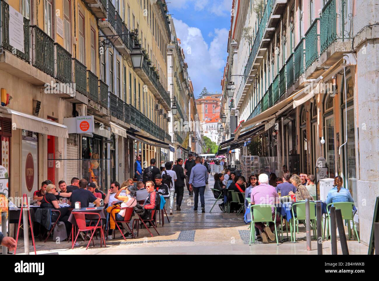 Altstadt-Gasse mit Straßencafés, Lissabon, Portugal Stockfoto