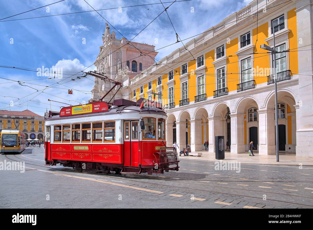 Historische Straßenbahn und Arco da Rua Augusta in der Praca do Comercio, Lissabon, Portugal Stockfoto