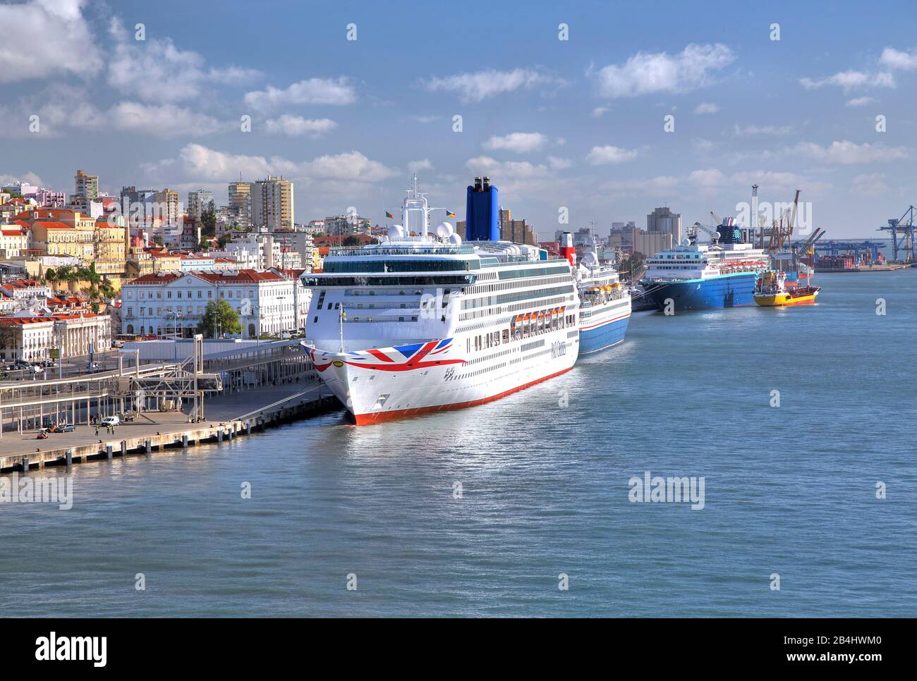 Kreuzfahrtschiffe im Hafen am Tejo vor der Altstadt, Lissabon, Portugal Stockfoto