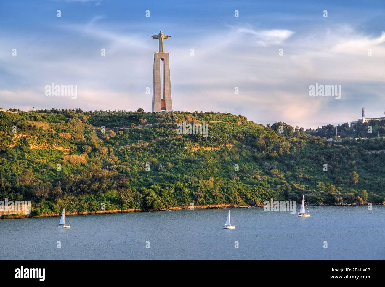 Christusstatue am Hafeneingang über dem Tejo, Lissabon, Portugal Stockfoto