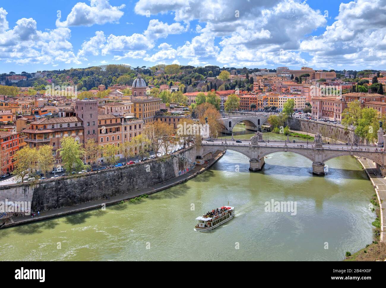 Ausflugsboot auf dem Tiber mit der Altstadt Ponte Vittorio Emmanuele II und dem Gianicolo-Hügel, Rom, Latium, Italien Stockfoto