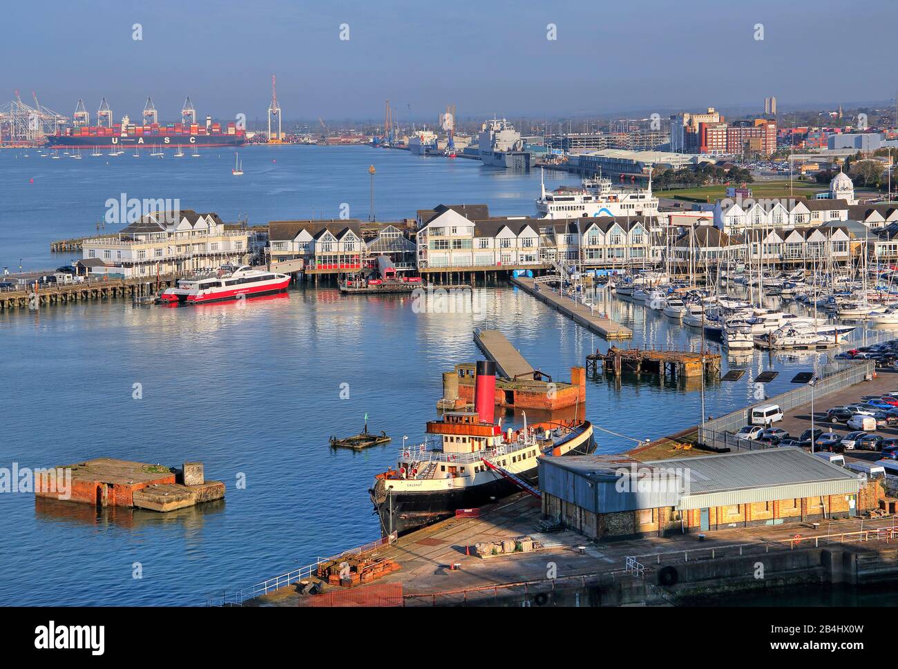 Hafengebiet der Stadt mit dem historischen Hafenschlepper und dem Yachthafen Southampton An der Southampton Water South Coast UK England Stockfoto