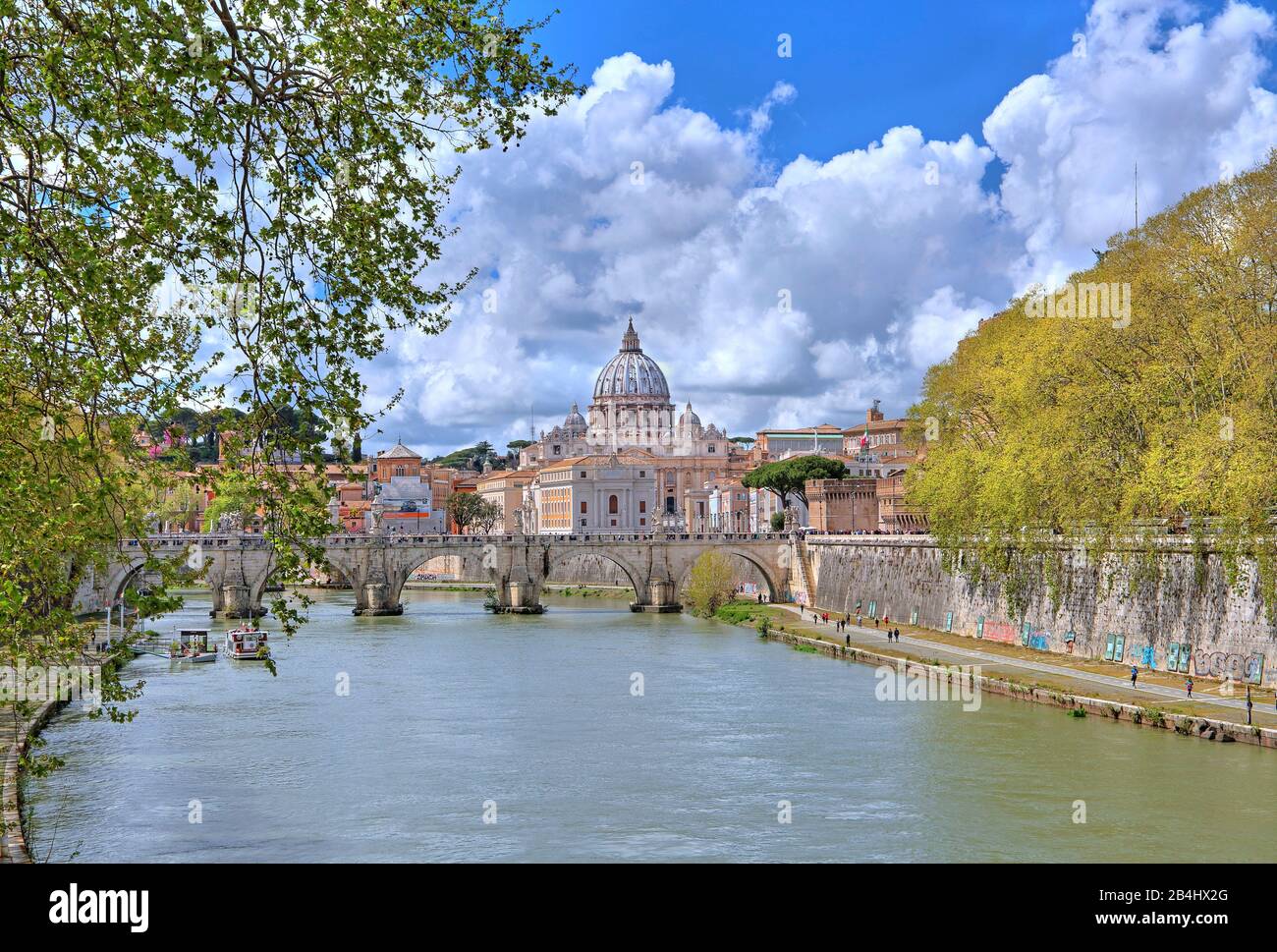 Tiber mit Engelbrücke und Petersdom, Rom, Latium, Italien Stockfoto