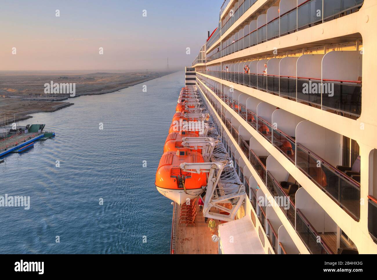 Seitenansicht mit Bootsdeck und Balkons des Transatlantikschiffs Queen Mary 2 im Suez-Kanal (Suez-Kanal), Ägypten Stockfoto