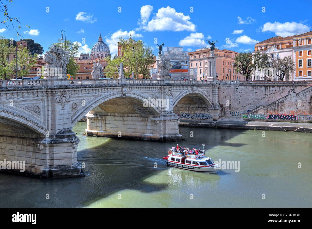 Ausflugsboot auf dem Tiber mit Ponte Vittorio Emmanuele II und der Kuppel des Petersdoms, Rom, Latium, Italien Stockfoto