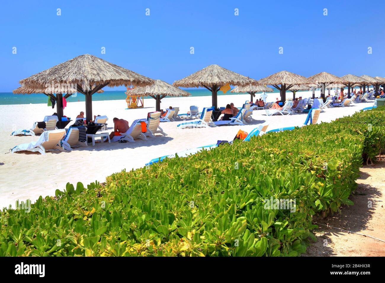 Strand mit Sonnenliegen und Sonnenschirmen des Hotelkomplexes Crowne Plaza, Salalah, Arabisches Meer, Oman Stockfoto