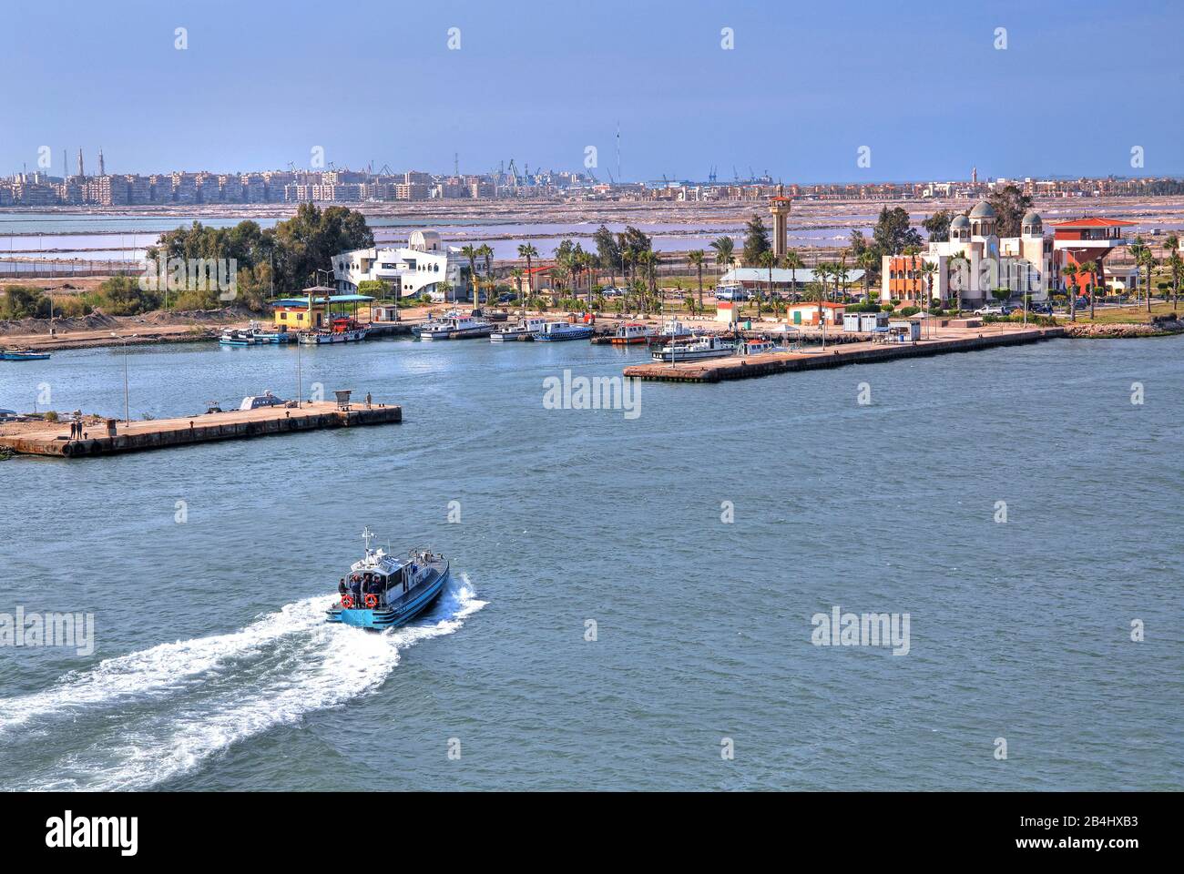 Pilotboot vor der Pilotstation der Kanalpiloten am Suez-Kanal (Suez-Kanal) in Port Said Mediterranean Sea, Ägypten Stockfoto
