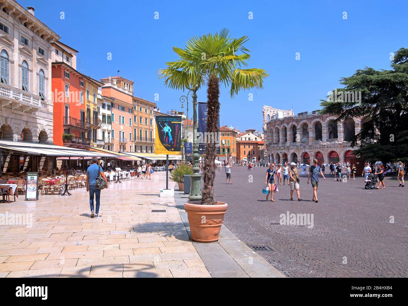 Piazza Bra mit Palazzi und Amphitheater-Arena, historisches Zentrum von Verona, Venetien, Italien Stockfoto