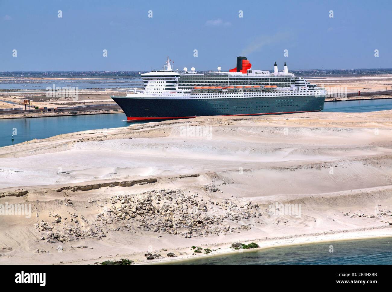 Transatlantikliner Queen Mary 2 im Suez-Kanal (Suez-Kanal), Ägypten Stockfoto