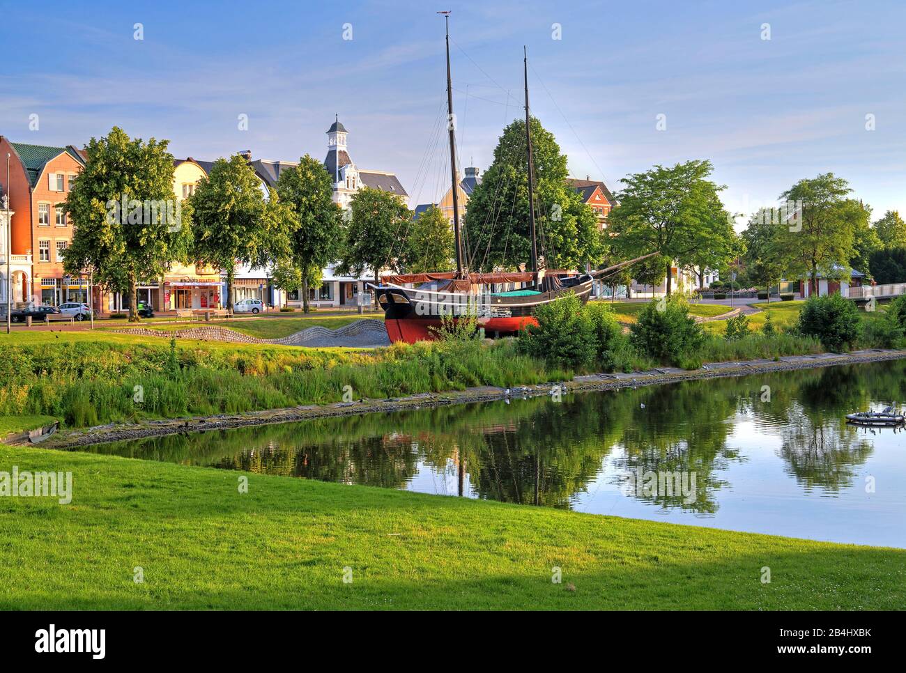 Historisches Segelschiff Hermine am Landwehrkanal im Zentrum, Nordseebad Cuxhaven, Elbmündungsgebiet, Nordsee, Nordseeküste, Niedersachsen, Deutschland Stockfoto