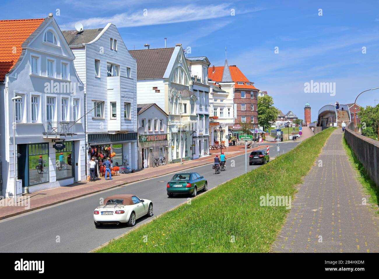 Promenade am Hafendeich und beherbergt Front an der Deichstraße, Nordseebad Cuxhaven, Elbmündungsgebiet, Nordsee, Nordseeküste, Niedersachsen, Deutschland Stockfoto