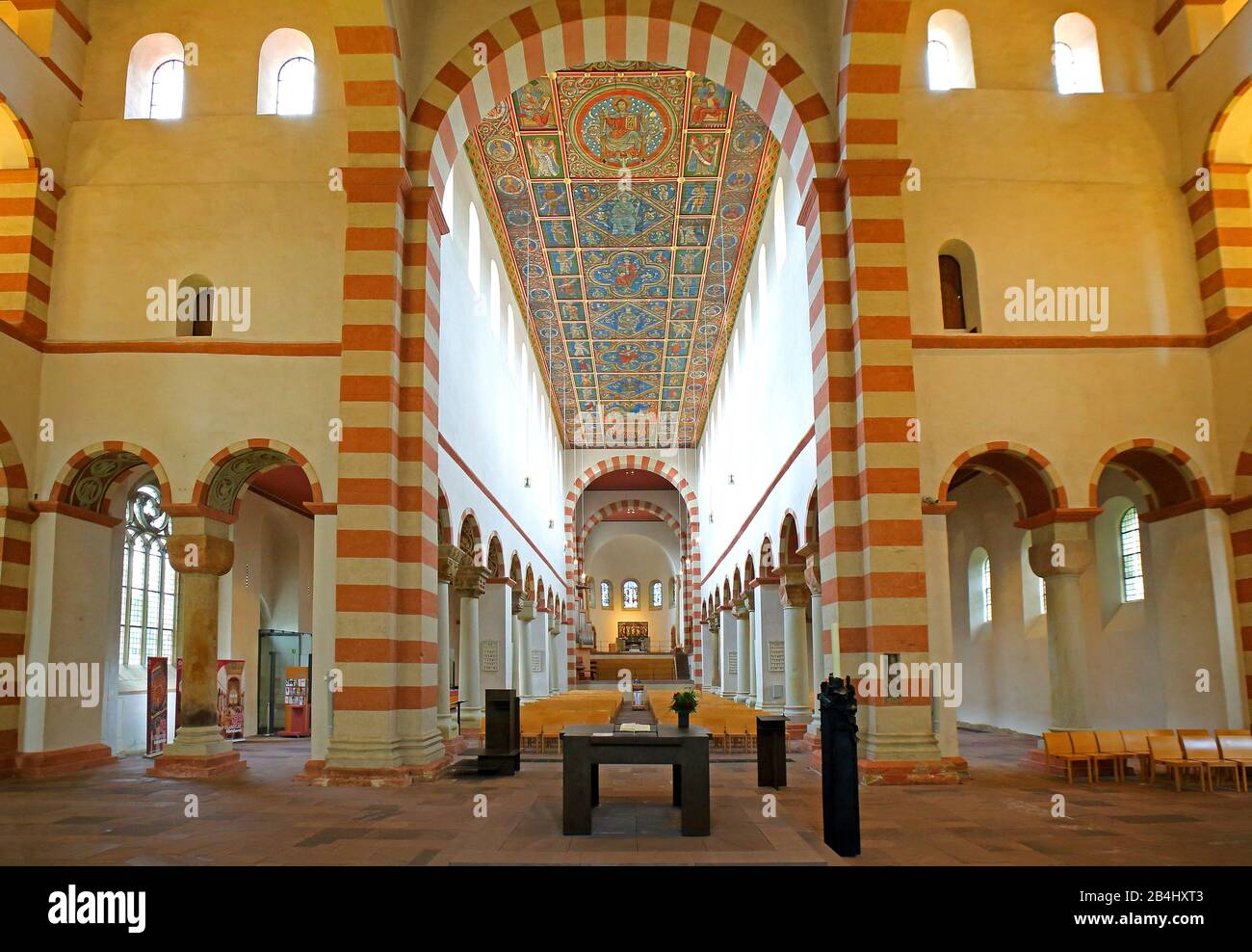 Innenraum der frühromanischen Kirche St. Michael mit bemalter Holzdecke, Hildesheim, Niedersachsen, Deutschland Stockfoto