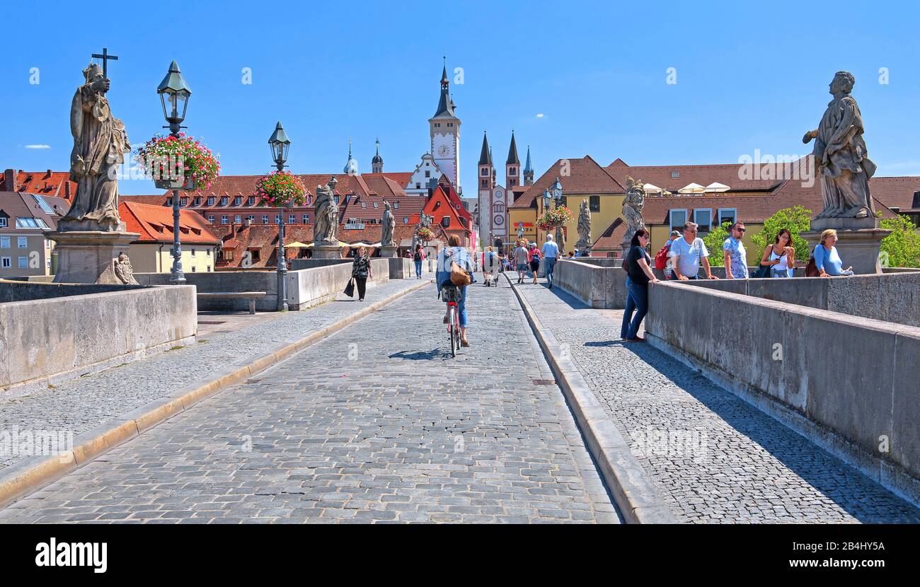 Alte Mainbrücke mit heiligen Figuren der Turm Grafeneckart und der St. Kiliansdom, Würzburg, Maintal, Unterfranken, Franken, Bayern, Deutschland Stockfoto