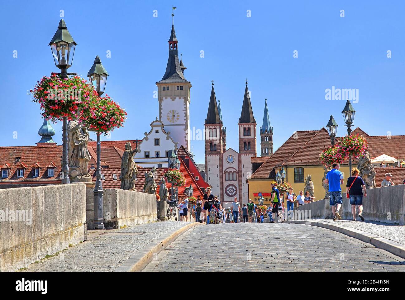 Alte Mainbrücke mit heiligen Figuren der Turm Grafeneckart und der St. Kiliansdom, Würzburg, Maintal, Unterfranken, Franken, Bayern, Deutschland Stockfoto