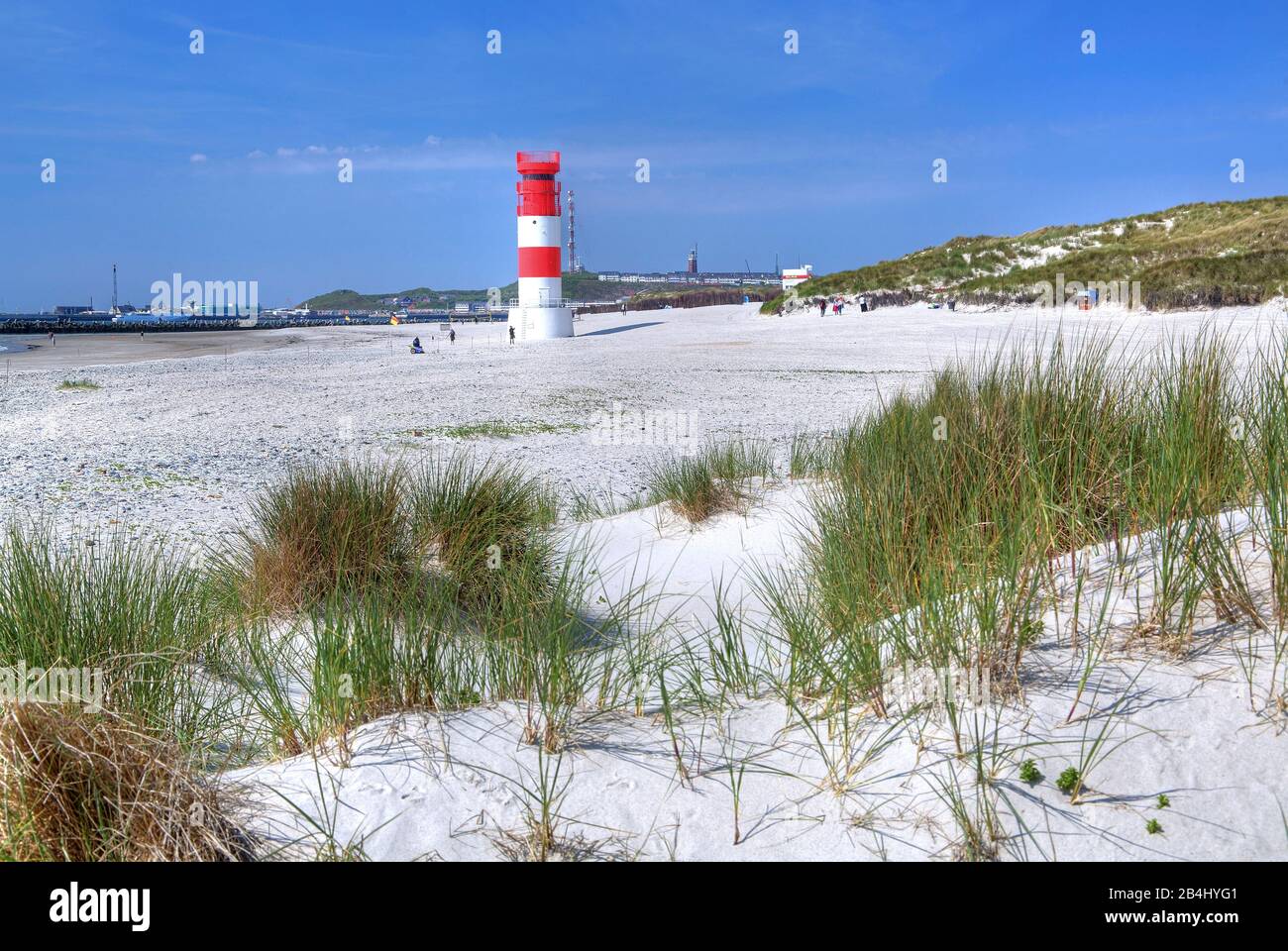 Südstrand mit Leuchtturm auf der Badedüne gegen die Hauptinsel Helgoland, Heligoland Bay, Deutsche Bucht, Nordseeinsel, Nordsee, Schleswig-Holstein, Deutschland Stockfoto