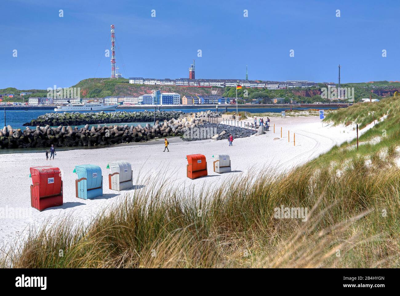 Südstrand mit liegen auf der Badedüne gegen die Hauptinsel Helgoland, Helgoland Bay, Deutsche Bucht, Nordseeinsel, Nordsee, Schleswig-Holstein, Deutschland Stockfoto
