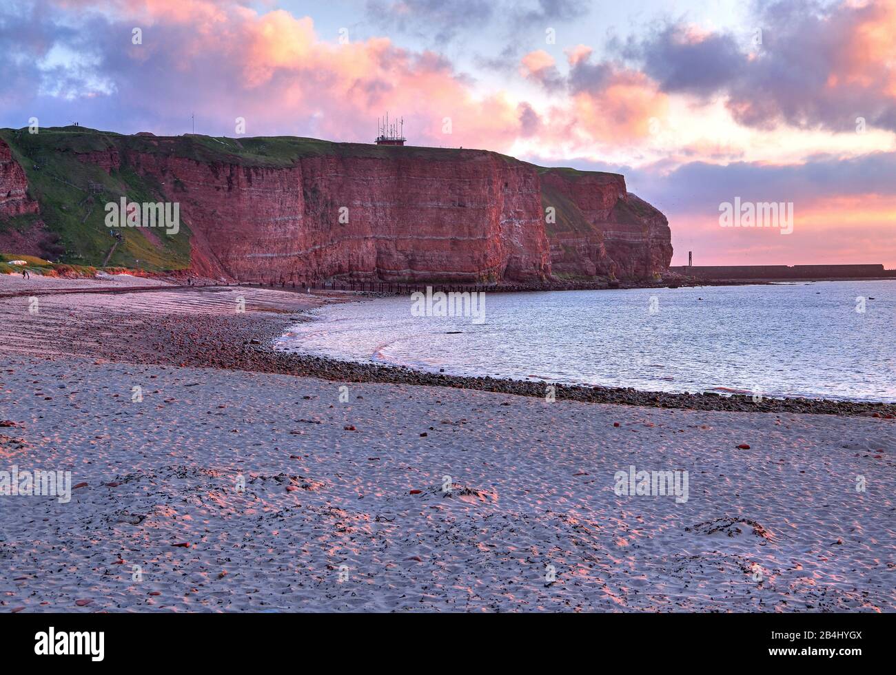 Nordstrand mit Nordostklippe bei Sonnenuntergang, Heligoland, Helgoland-Bucht, Deutsche Bucht, Nordseeinsel, Nordsee, Schleswig-Holstein, Deutschland Stockfoto