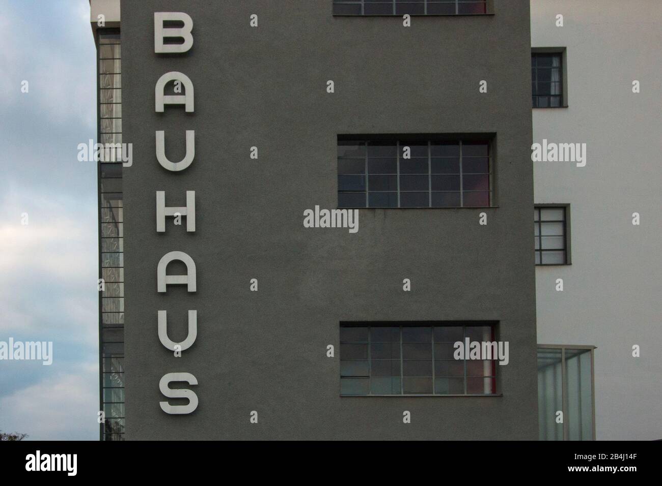 Deutschland, Sachsen-Anhalt, Dessau, Bauhaus Dessau, Seitenansicht, mit Schriftzug Bauhaus. Stockfoto