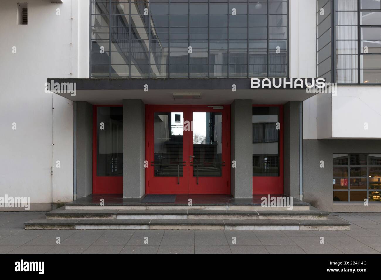 Deutschland, Sachsen-Anhalt, Dessau, Haupteingang, Bauhaus Dessau, Kunst- und Designschule. Stockfoto