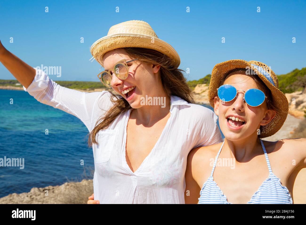Girls In Bikini On Beach Fotos Und Bildmaterial In Hoher Auflösung Alamy 