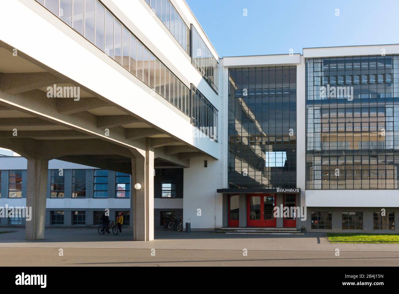 Deutschland, Sachsen-Anhalt, Dessau, Haupteingang zum Bauhaus, 100 Jahre Bauhaus Dessau. Stockfoto