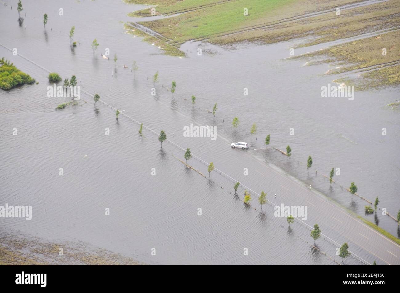 Deutschland, Sachsen-Anhalt, Fischbeck, überschwemmte Landstraße, Deichbruch bei Fischbeck, Jahrhunderthochwasser 2013, Deutschland. Stockfoto