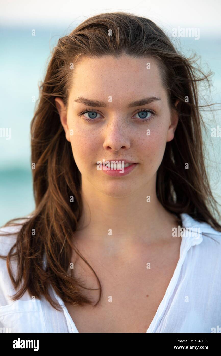 Porträt, frontale, blaue Augen, Teenager Stockfoto