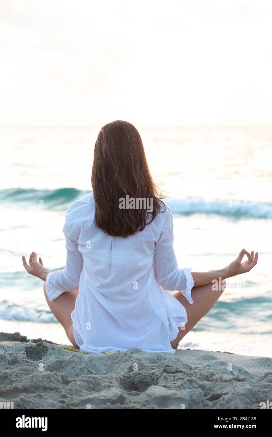Cross-Legged, von hinten, Yoga, Teenager Stockfoto
