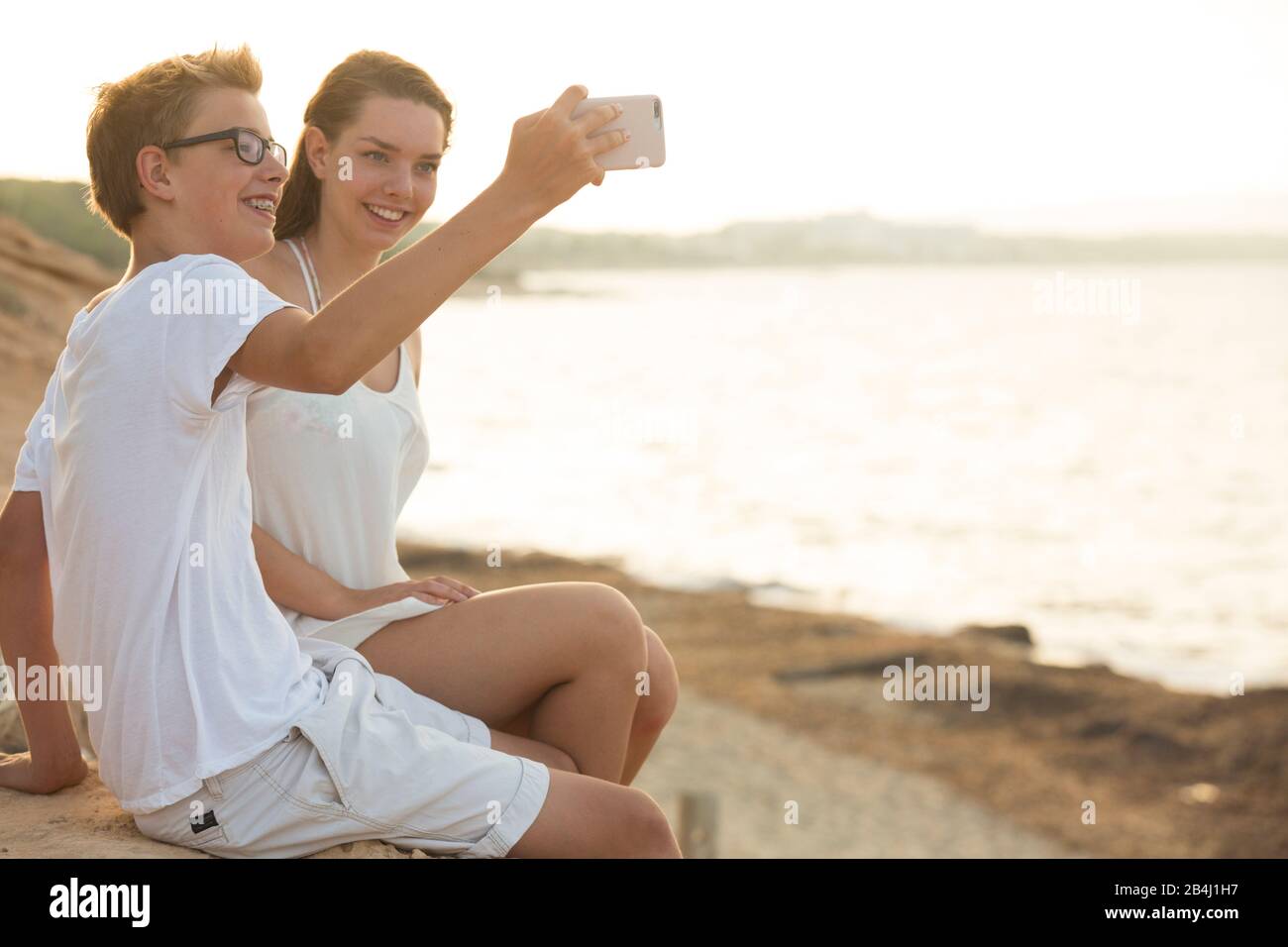 Geschwister, selfie am Meer, Urlaub Stockfoto