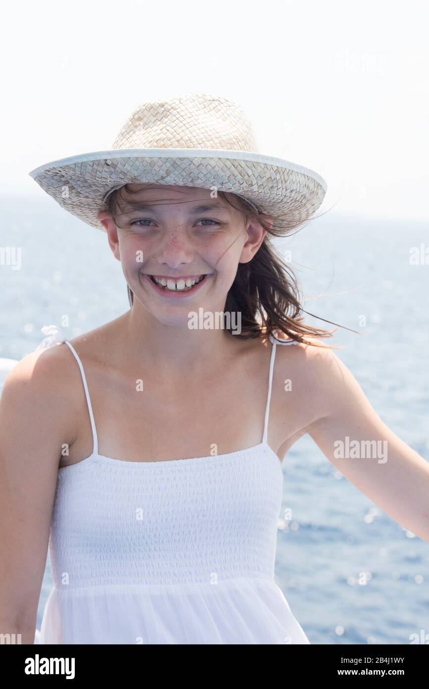 Mädchen mit Sonnenhut, Lächeln, Halbporträt Stockfoto
