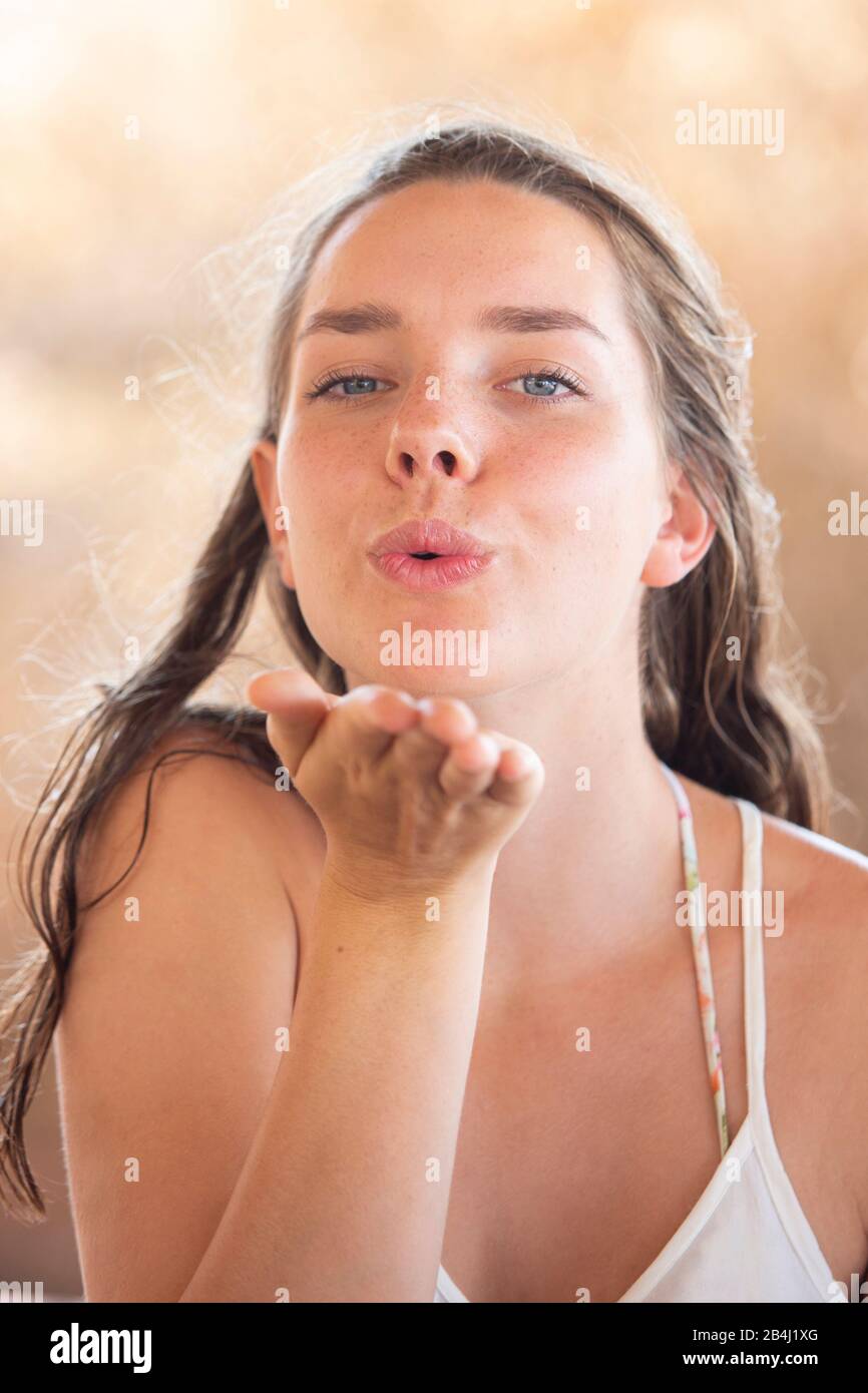 Luftkuss, Teenager, Mädchen, Porträt Stockfoto