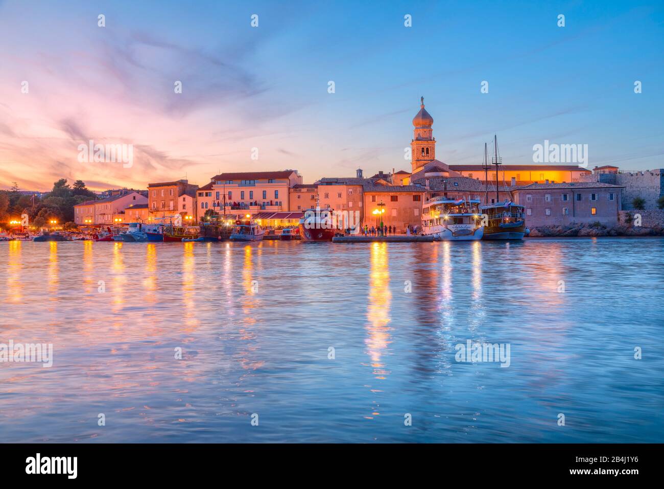 Stadt Krk, Blick auf die Küste in der Dämmerung, Insel Krk, Kvarner Bucht, Adriaküste, Kroatien Stockfoto